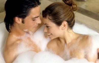 Yêu nhau có nên tắm chung?